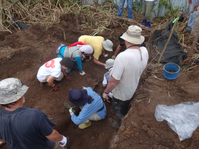 A group of volunteers recovering the remains.
